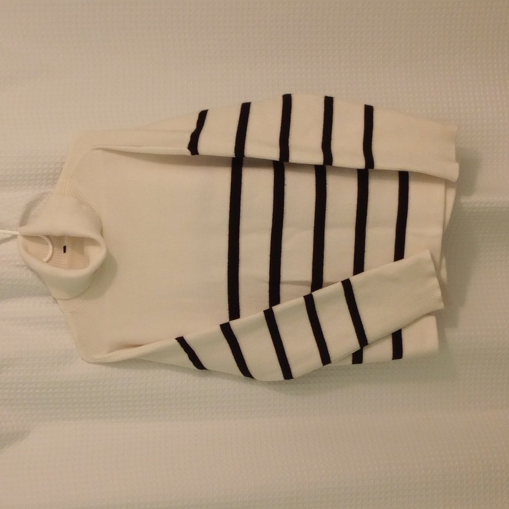 Super Soft Oversized Split Hem Turtleneck Sweater - Size: Large - Picture 5 of 10